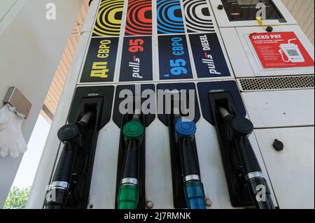 Lviv, Ukraine. 10.. Mai 2022. Benzinpumpen, die`s einer Tankstelle gesehen werden, während das Land über Kraftstoffengpässe während der russischen Invasion berichtet. Russland marschierte am 24. Februar 2022 in die Ukraine ein und löste damit den größten militärischen Angriff in Europa seit dem Zweiten Weltkrieg aus (Foto von Mykola Tys/SOPA Images/Sipa USA) Quelle: SIPA USA/Alamy Live News Stockfoto